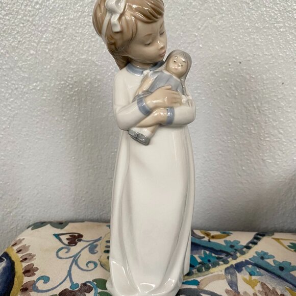 LLADRO Nao 598 DAISA Girl in Nightgown with Doll 9.5" Made in Spain Figurine - Picture 1 of 4